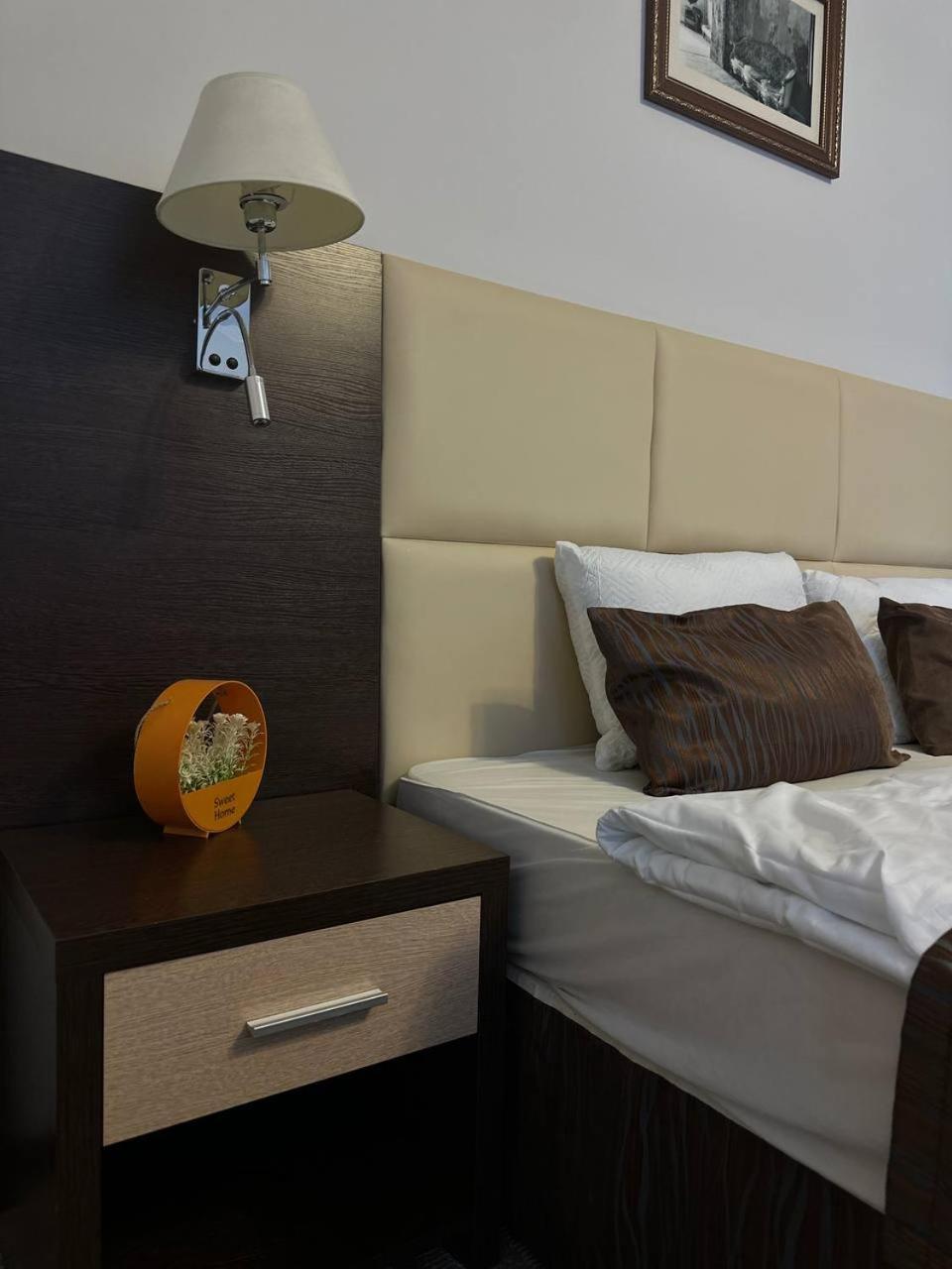 Tanzharyk Hotel Aktobe Bagian luar foto