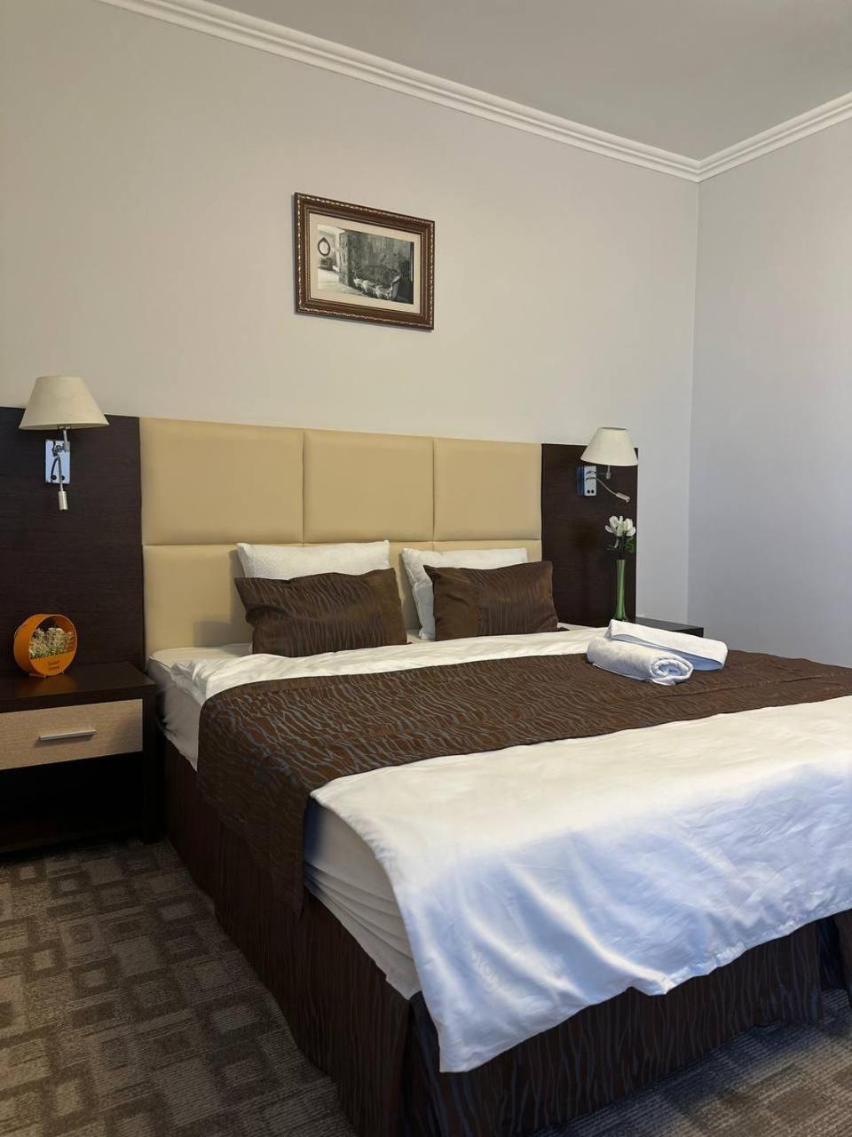 Tanzharyk Hotel Aktobe Bagian luar foto