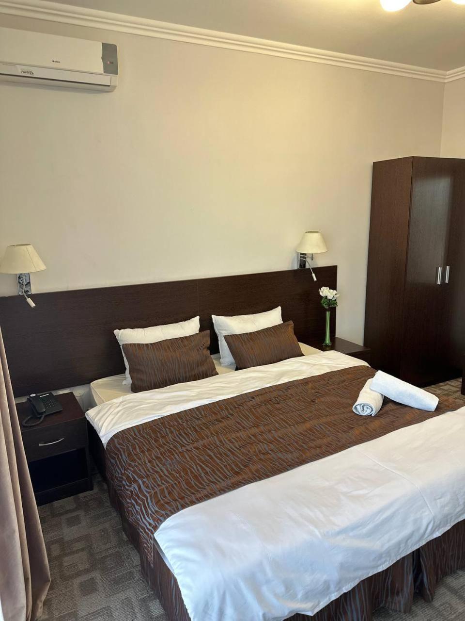 Tanzharyk Hotel Aktobe Bagian luar foto