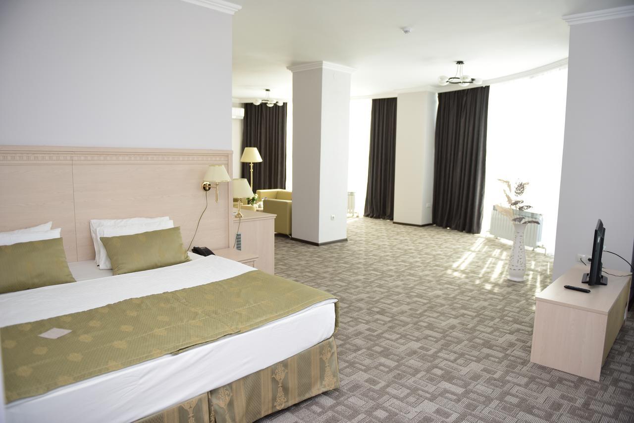 Tanzharyk Hotel Aktobe Bagian luar foto